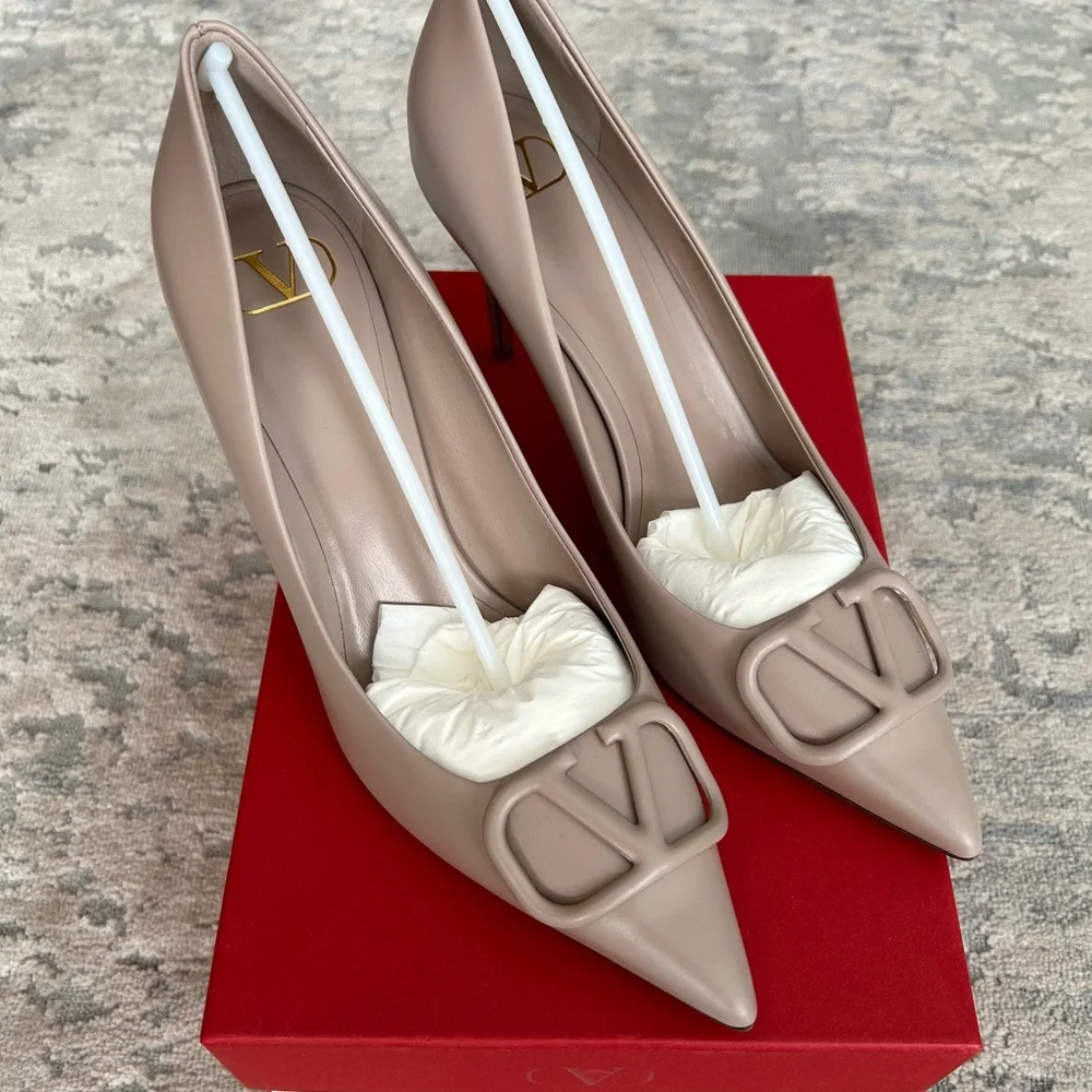 New Valentino Garavani V-Logo Pumps - Picture 5 of 11